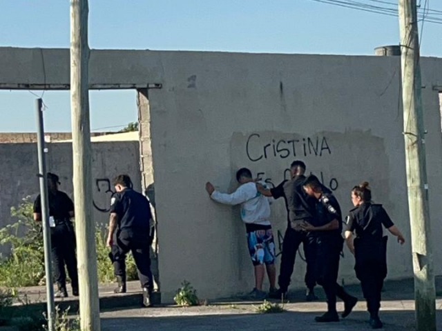 Un joven apual a su padre en el barrio Alberdi